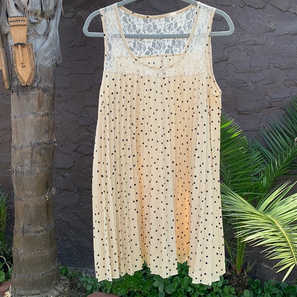 ✨Woman’s Maternity Polka dot and Lace Top ✨3/$13✨ - Picture 1 of 10